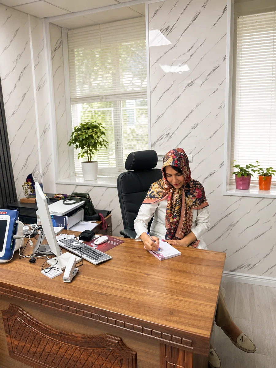 دکتر نرگس عزتپناه نیاکی در مطب دزفول